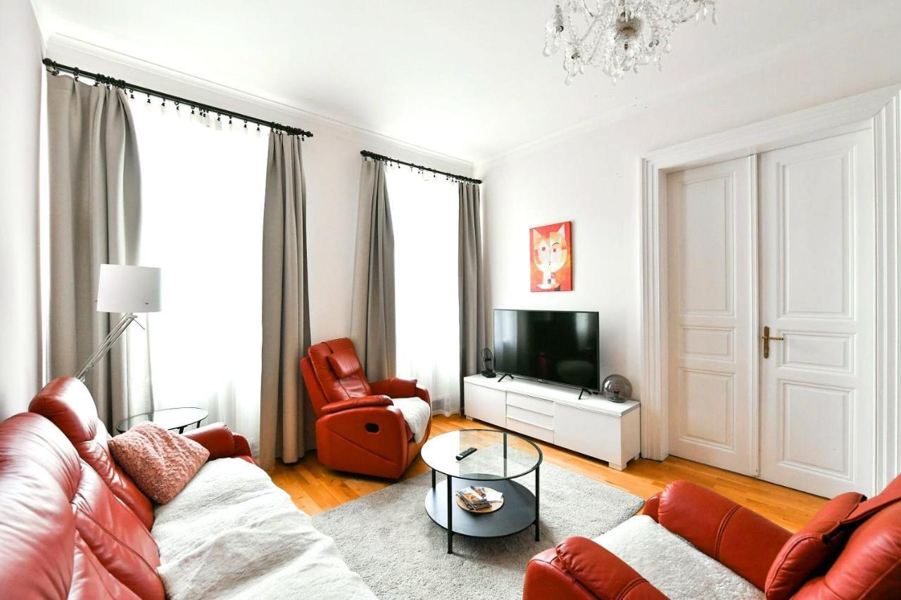 Stylish In The Heart Of The Old Town Daire